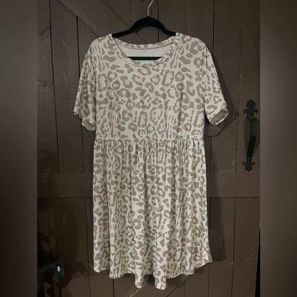 Dresses & Skirts - NWOT Leopard print dress